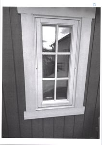 Fotografi av et vindu med panelvegg i bakgrunnen