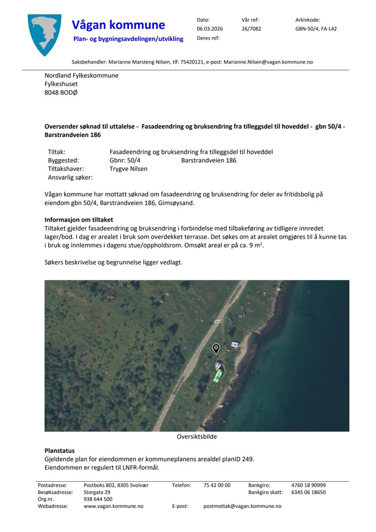 Oversiktsbilde (flyfoto) av eiendom med bygningsplassering og omgivelser.