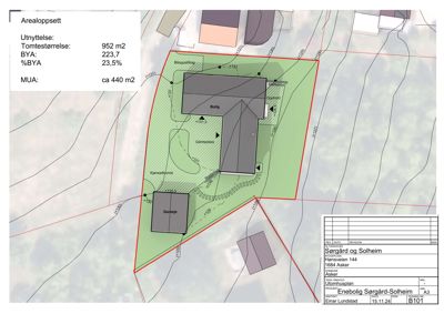 Situasjonsplan som viser bygningenes plassering på tomten, med høydekurver og arealoppsett.