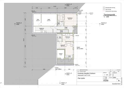Terrengsnitt som viser bygningens plassering i forhold til terrenget, med romfordeling og høydemålinger.