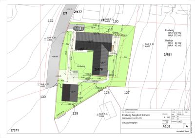 Situasjonsplan som viser tomtens form, eiendomsgrenser, høydemålinger, plassering av bygninger og snittlinjer.