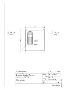 Etasjeplan for en garasje med mål og en bil illustrert.