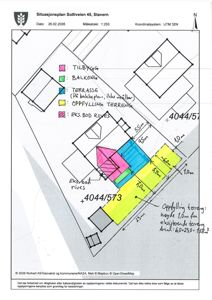 Situasjonsplan for Solliveien 45 som viser tomtens oppdeling, eksisterende og nytt bygg, samt terrengoppfylling.