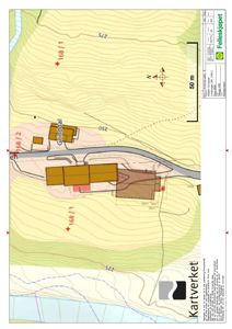 Situasjonsplan som viser tomtens plassering i forhold til nabolag, høydemålerlinjer, veier og eksisterende bebyggelse.