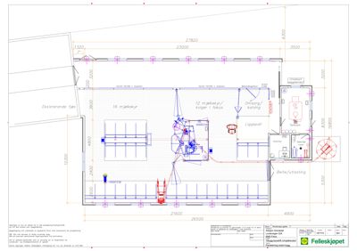 Etasjeplan for en bygning (sannsynligvis en melkehall) som viser romfordeling, utstyr (melkekyr, koler, kontor) og dimensjoner.