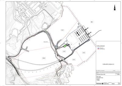 Situasjonsplan som viser tomtens topografi, eksisterende og planlagt infrastruktur (veier, havneterminal), samt grenser og høydemål.