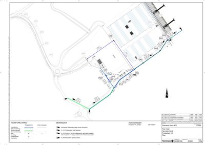 Situasjonsplan som viser tomtens grenser, eksisterende og planlagt infrastruktur (rørledninger, kabler), samt nabolag og veiforhold.