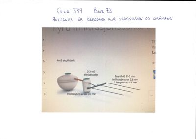 Tegning som viser en teknisk detalj av et septiktanksystem med spesifikke mål og komponenter.