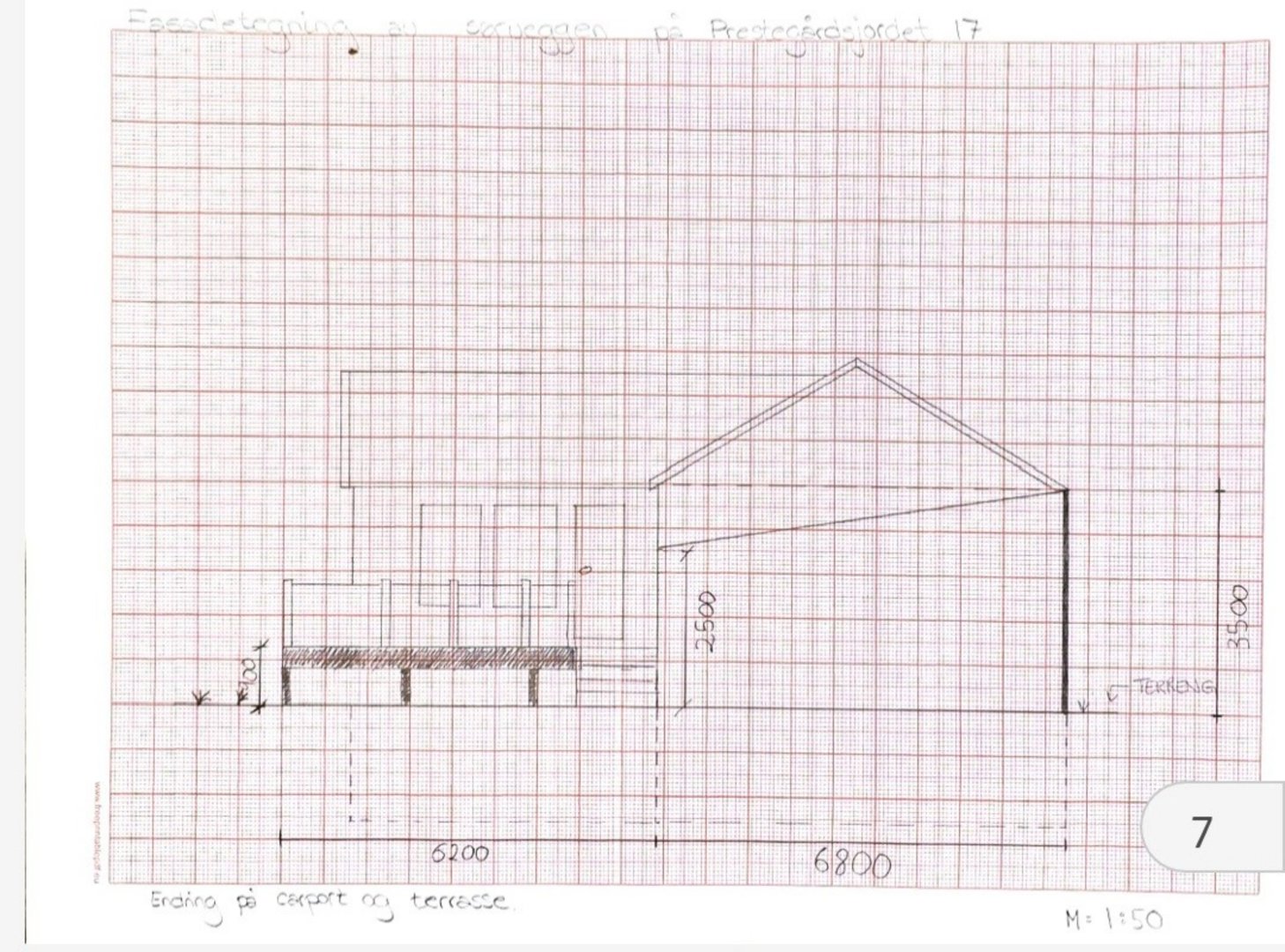 Fasadetegning som viser oppriss av en bygning sett fra siden, med mål på høyder og bredder.