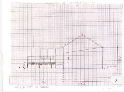 Fasadetegning som viser oppriss av en bygning sett fra siden, med mål på høyder og bredder.