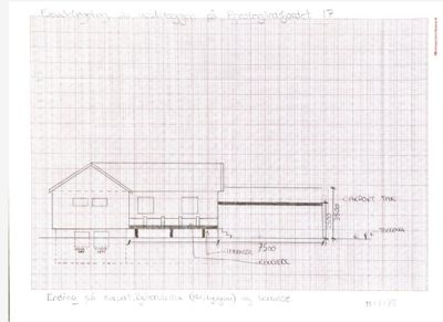En håndtegnet fasadetegning som viser bygningens utseende fra siden, inkludert takform, vinduer, trapp og terrasse.
