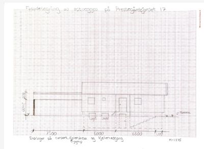 Fasadetegning av østveggen på Prestegårdsgården 17, med mål og detaljer for etasjer og kjeller.