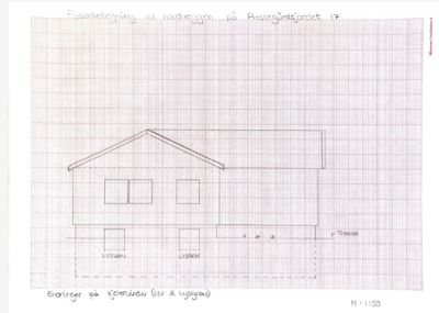 Fasadetegning av nordgavlen på Prestegårdsjordet 17, som viser vinduer, lysgaver og terrenglinje.