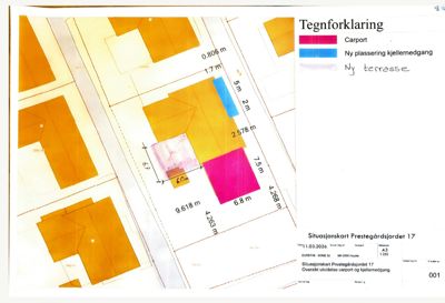 Situasjonskart som viser tomtens oppdeling med eksisterende og nye bygninger (carport, kjellernedgang, terrasse) med angitte mål.