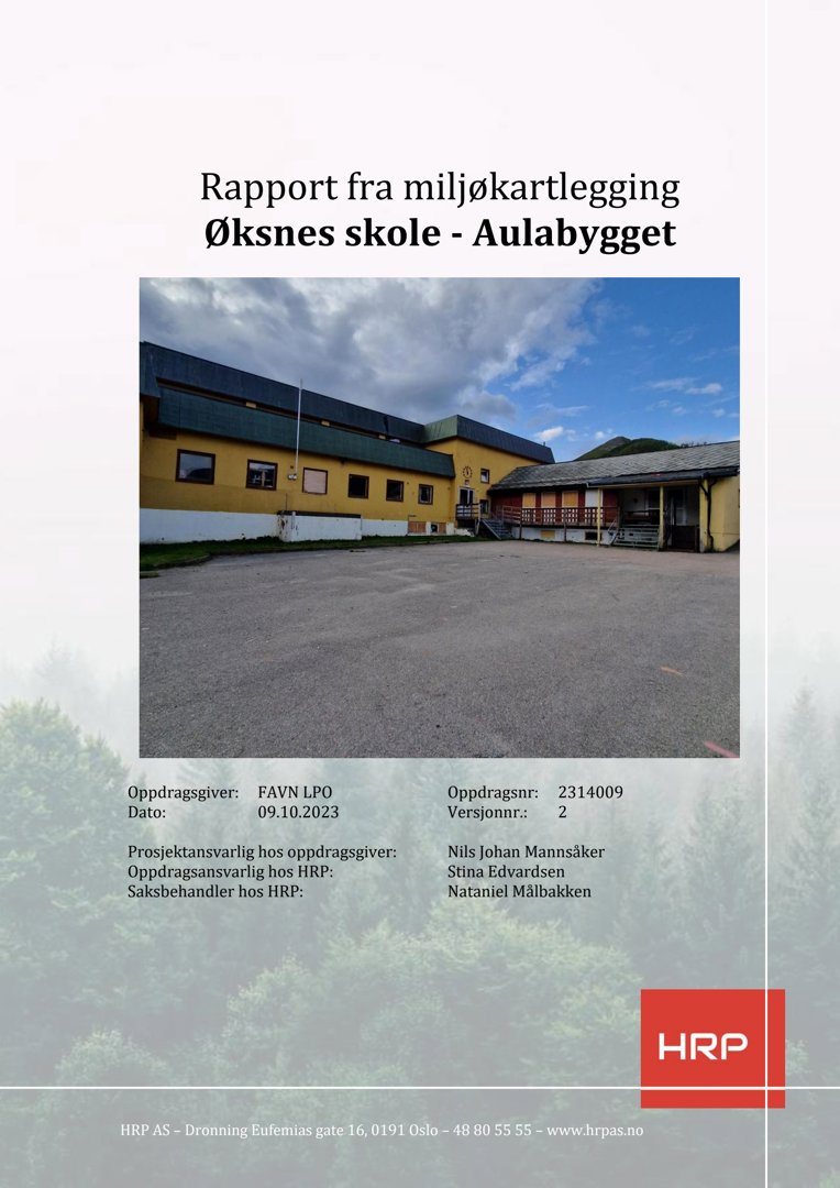 Fotografi av Aulabygget ved Øksnes skole, tatt fra et lavt vinkel mot bygningens gule fasade og tak.