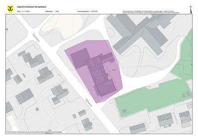 Situasjonsplan som viser bygningens plassering på tomten i forhold til nabolaget, veier (Fjellveien) og retning (N).