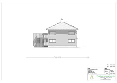 Fasadetegning som viser bygningens utseende fra vest, inkludert takform, vinduer og fasadematerialer.