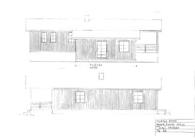 Fasadetegning som viser front- og sideopprikk av en hytte med vinduer, trapper og mål.