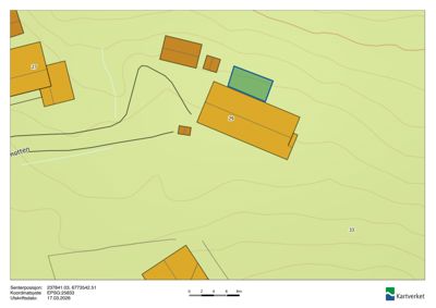 Situasjonsplan som viser tomtens beliggenhet, topografi (konturlinjer), eksisterende bygninger (gule felter) og en planlagt eller nybygget struktur (grønt felt).
