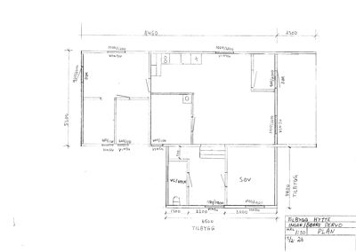 Etasjeplan (etasjeplan) som viser romfordeling, dører, vinduer og mål for en bygning.