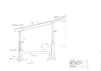 Snittegning som viser tverrsnitt gjennom en hytte, med mål på stolper, trapp og takkonstruksjon.