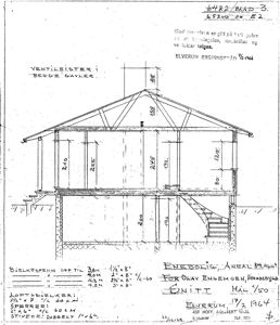 Snittegning som viser tverrsnittet av en bygning med detaljer om takkonstruksjon, veggtykkelser, trapp og bjelkelag.
