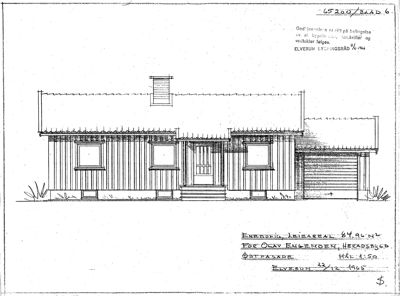 Fasadetegning av en enebolig med garasje, inkludert detaljer som vinduer, dører og takkonstruksjon.