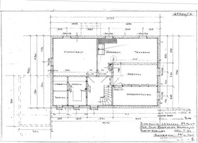 Etasjeplan (1. etasje) med romfordeling, dimensjoner og tekniske notater.
