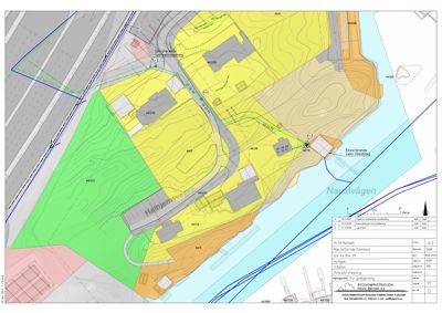 Situasjonsplan som viser tomtens beliggenhet i forhold til nabolag, vei, vann og eksisterende bygninger.