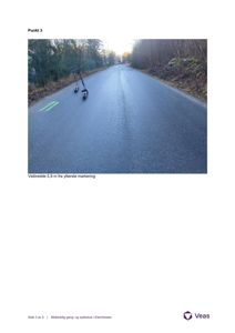 Fotografi av en vei med en el-scooter på veibanen. Bildet viser en eksisterende situasjon.