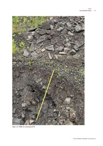 Fotografi av et prøvepunkt (B) i jorda, tatt under en byggesak.