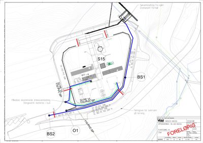 Situasjonsplan som viser rørledningsnett (vann og avløp) i forhold til bygninger og terrenglinjer.
