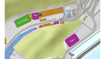 Situasjonsplan som viser plassering av bygninger (Prosessbygg, Rigg 1-3) i forhold til terrenget, veier og vann.
