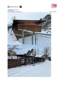 Fotografi av en brant uthusbygning med skader på tak og vegger, sett fra utsiden.