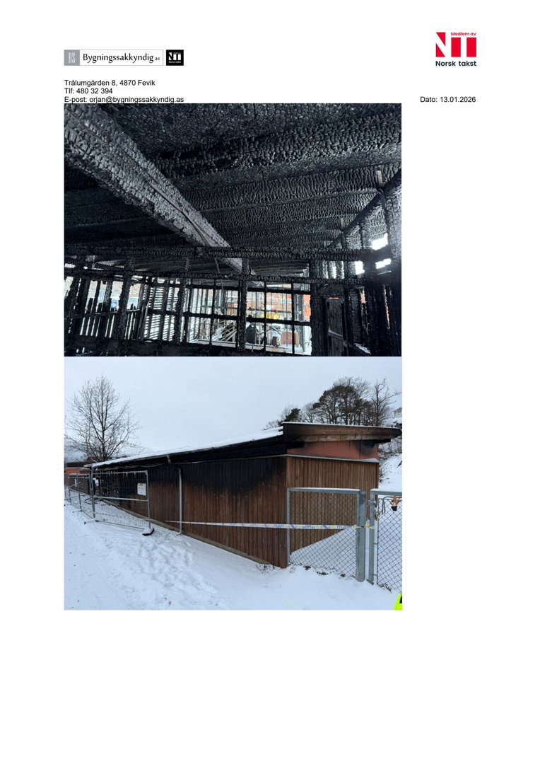 Fotografier av en bygning som har vært utsatt for brann, med synlig røykskade på takkonstruksjonen og fasaden.