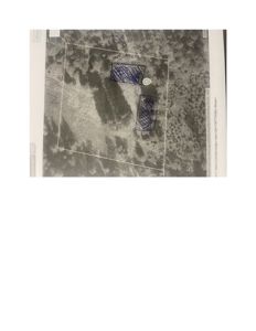 Situasjonsplan (flyfoto) med tegnet oppriss av to bygninger og en vei på tomta.