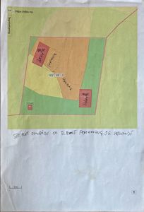 Situasjonsplan som viser tomtens grenser, arealer (grønt/gult/oransje), og plassering av eksisterende eller planlagte bygninger med angitte mål.