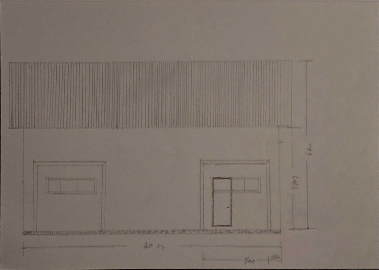 En håndtegnet fasadetekning som viser fronten av en bygning med to dører og et tak, inkludert mål.
