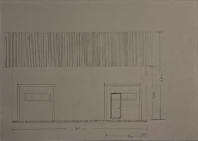 En håndtegnet fasadetekning som viser fronten av en bygning med to dører og et tak, inkludert mål.