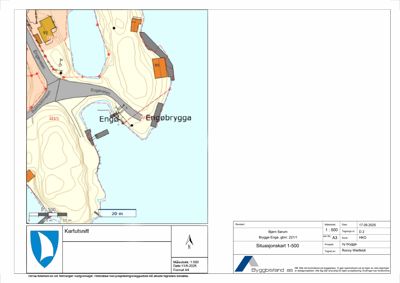 Situasjonskart (1:500) som viser tomtens beliggenhet, omgivende infrastruktur (veier, vann) og eksisterende/planlagte bygninger.