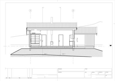 Snittegning (Snitt A-A) som viser bygningens tverrsnitt, høyder, innredning og grunnplan.