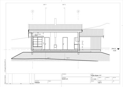 Snittegning (Snitt A-A) som viser bygningens tverrsnitt, høyder, innredning og grunnplan.