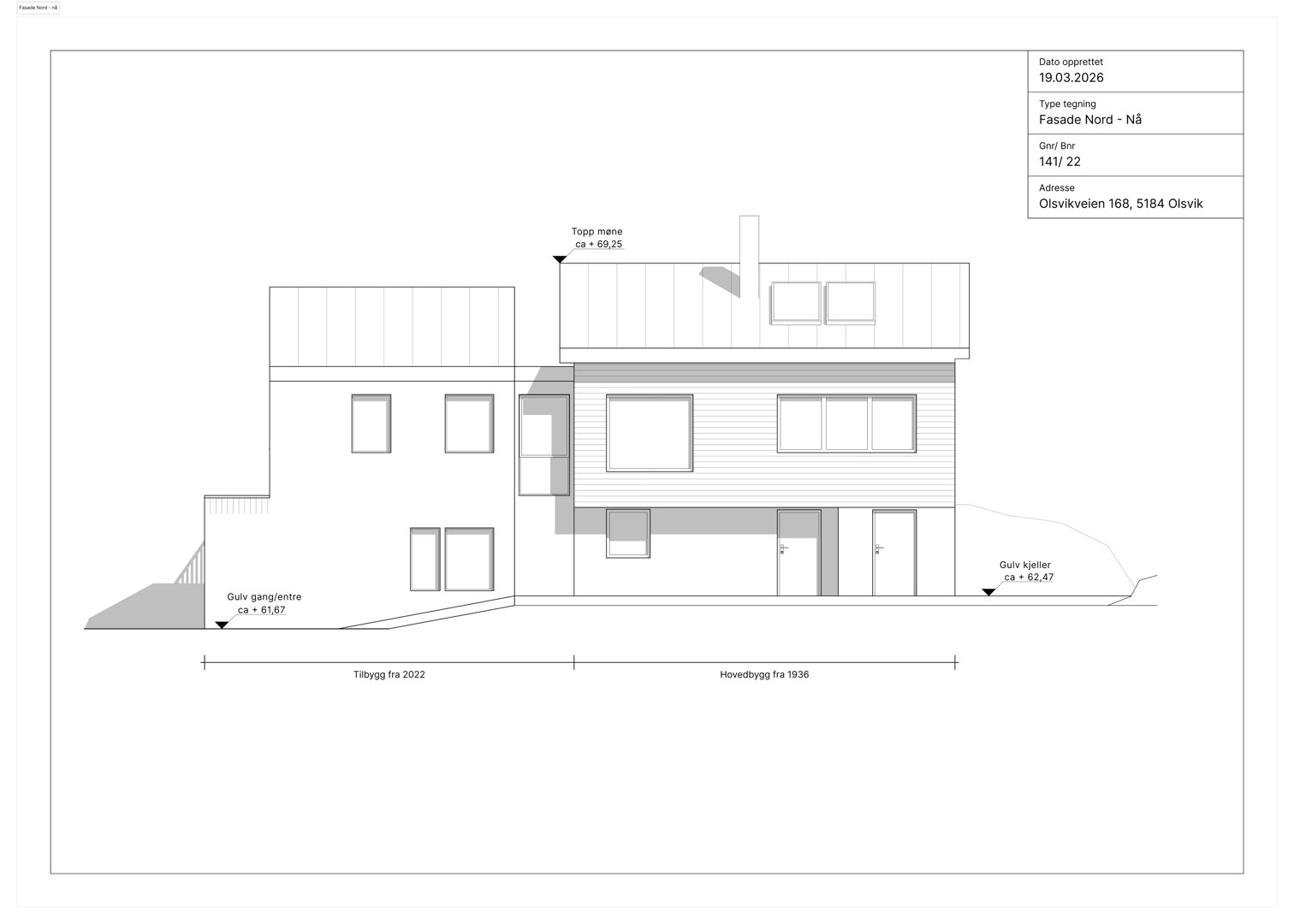 Fasadetegning som viser bygningens utvendige utseende, inkludert vinduer, dører, takform og høydeangivelser.