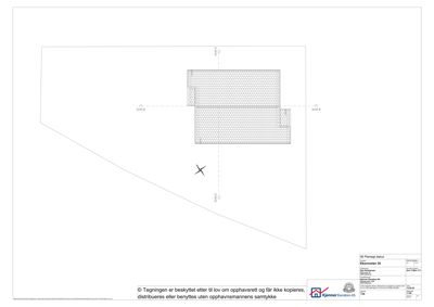 Situasjonsplan som viser bygningens plassering på tomten, med angitte snittlinjer (A-A, B-B) og en flyktlinje.