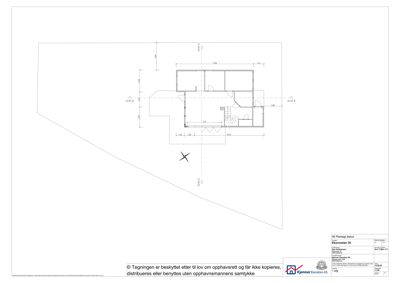 Etasjeplan (plantegning) som viser romfordeling, dører, vinduer og dimensjoner for en bygning.