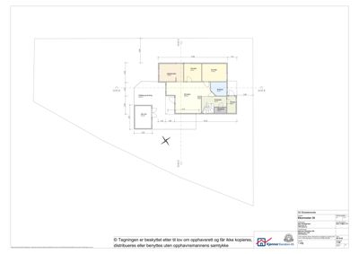 Etasjeplan (1. etg) som viser romfordeling, mål og plassering av bygningen på tomt.