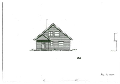 En tegning som viser fasaden (opprikk) på en bygning sett fra øst.