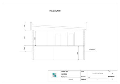 Hovedsnitt av en bygning med angitte høyder og konstruksjonsdetaljer.