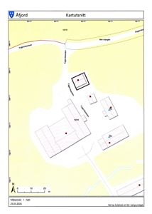 Situasjonsplan (kartutsnitt) som viser bygningenes plassering i forhold til hverandre og omgivelsene, inkludert veier og høydemål.