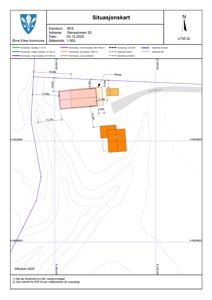 Situasjonskart som viser eiendomsgrunnlinjer, topografi (konturlinjer), nabolagsgrenser og bygningsplasseringer med mål.